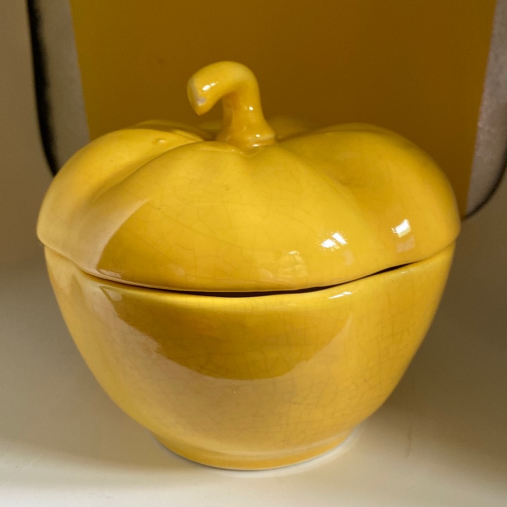 Calif USA Pottery bowl shaped like a yellow pumpkin A vintage piece no chips